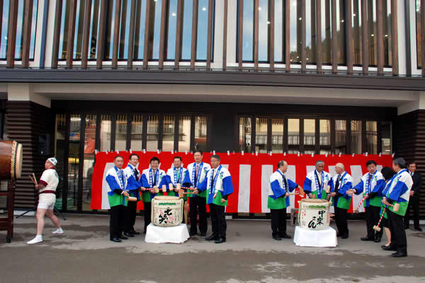 オープニングにおこなわれた鏡割り