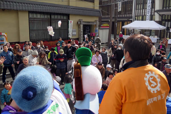 大勢の来場者で賑わった「餅撒き」。