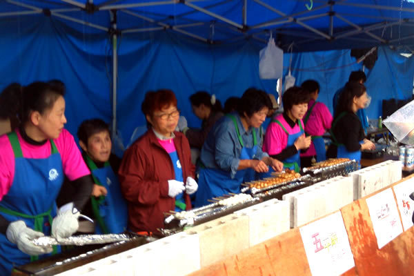 商工会女性部コーナー 五平餅