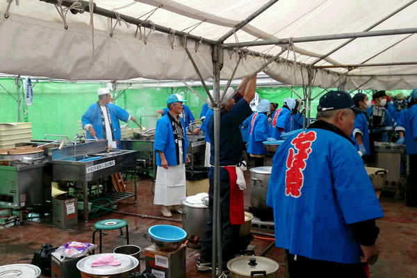 そば茶屋の調理スタッフの方々